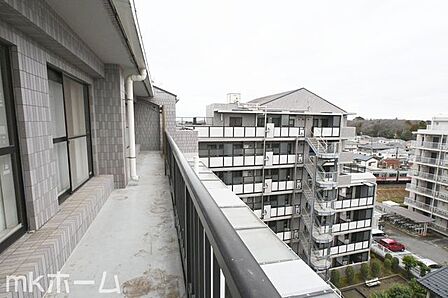 バルコニーは陽当たりとともに風通しも良く洗濯物もよく乾きます!