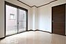 子供部屋：清潔感あるシンプルな洋室はクールでおしゃれな雰囲気を演出します！窓から優しい太陽の光が差し込みます！