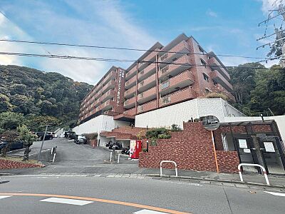 外観：緑豊かな住環境！バス停が徒歩5分の場所にあり、利便性も確保されてます◎