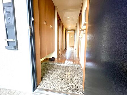 玄関横にシューズボックスがございます。家族みんなの靴をたっぷり収納できます!