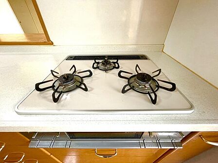 3口コンロがあるので、お料理の幅が広がります♪同時に数種類の調理が可能です◎