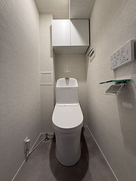 収納棚付きのトイレはトイレットペーパーなども収納できます