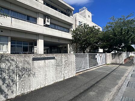 二日市東小学校まで 560m 徒歩約7分●教育目標「確かな学力と豊かな心をもって、地域と生きるたくましい子どもの育成」