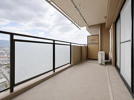 広いバルコニーでは家庭菜園などが楽しめそうです！