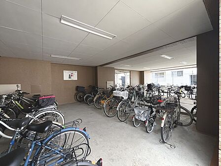屋内の駐輪場で雨から大切な自転車を守れます！