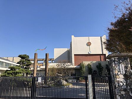 古知野中学校まで　1500m　徒歩約19分●江南市で一番大きな中学校です。伝統を重んずる校風があります。