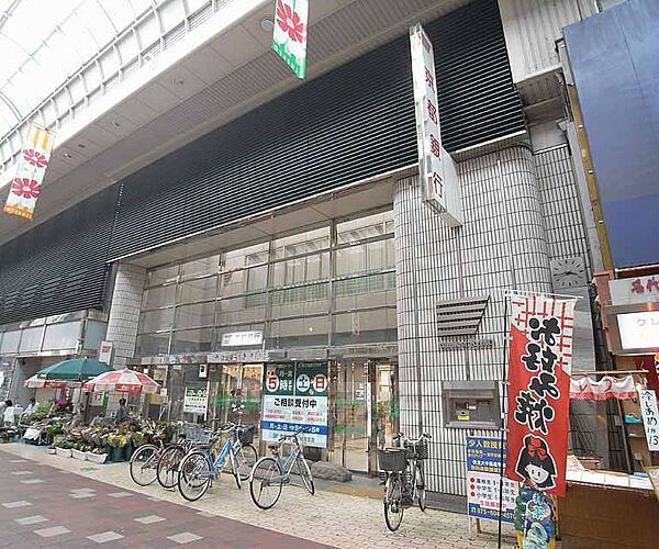 京都銀行 伏見支店まで567m 大手筋商店街内の京都銀行です。最寄は伏見桃山駅です