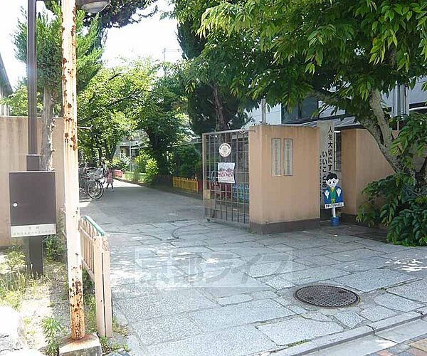 市立伏見南浜幼稚園まで450m 閑静な場所にありますし、敷地内に小学校もあるのでお迎えが一箇所で済みますね。