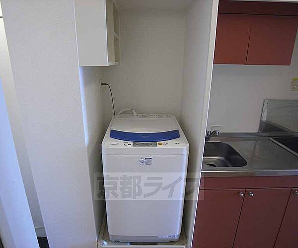 画像12:洗濯機はキッチンの隣にございます。