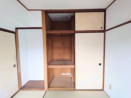 寝具などの大きな荷物も収納できる押入れ