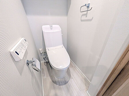 トイレには快適な温水洗浄便座付き