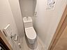 室内：トイレは快適な温水洗浄機能付き