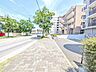 周辺：駅までの道のりは歩道が整備されており安心です