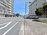 周辺：駅までは広い歩道が続いているので安心です