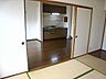 リビング/ダイニング：同物件別号室の写真です。
