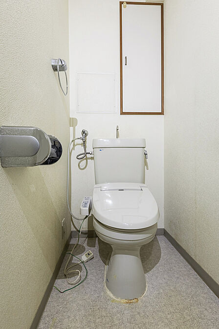 トイレです。上部には小さいながらもトイレットペーパーなどを置ける収納があります。