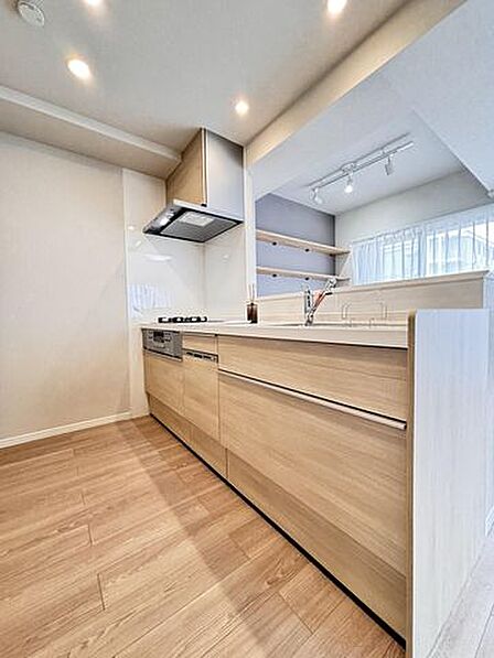 対面式のカウンターキッチン、3口コンロガスキッチン