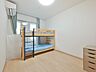 洋室：Bedroom 8.0帖、リビングと同じ天井高の2550ｍｍとなっており、一般的なベッドルームと比べて高さがあり解放感を演出しております。写真のように二段ベッドでもゆとりがあります。