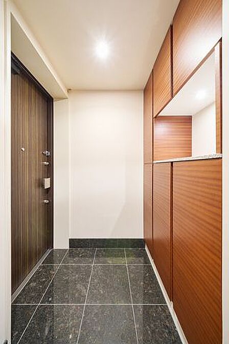 タッチ式キーシステムを採用。鍵を差し込んで回すなどの手間は不要です。