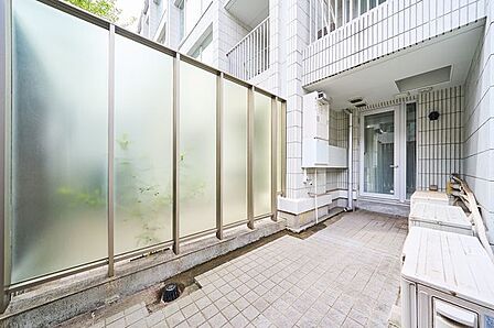 バルコニー床はタイル張り、水栓付き