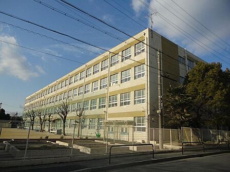 東山小学校 720m