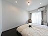 室内：7.5帖の主寝室　朝には、東に面した窓から朝日が差し込みます