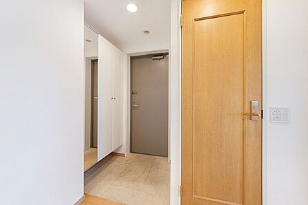 ■玄関からリビングが見えにくい間取り設計です。