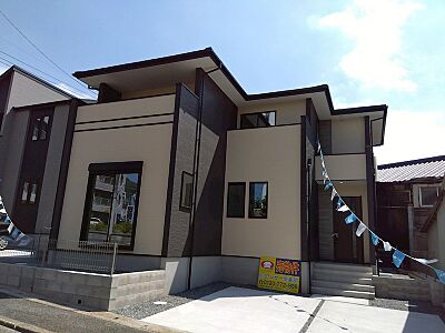 外観:スタイリッシュな外観デザインの新築戸建。青空の下、陽光を浴びて輝いています。ぜひ現地でご見学ください。 外観:スタイリッシュな外観デザインの新築戸建。青空の下、陽光を浴びて輝いています。ぜひ現地でご見学ください。