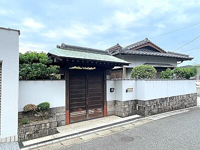 外観:趣のある門構えと、風情を感じさせる屋根瓦が印象的な和風住宅。落ち着いた住環境で、ゆとりのある暮らしを実現します。現地でぜひご覧ください。 外観:趣のある門構えと、風情を感じさせる屋根瓦が印象的な和風住宅。落ち着いた住環境で、ゆとりのある暮らしを実現します。現地でぜひご覧ください。