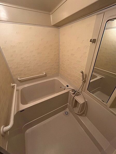 手すり付きの浴室で、安心してバスタイムをお過ごしいただけます。落ち着いた色合いが日々の疲れを癒します。
