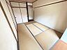 その他：収納を備えた和室は、落ち着いた空間を演出します。ゆったりと過ごせる居住空間です。