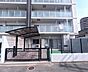 その他：屋根付きの駐車場と、手入れのしやすい人工芝のお庭がございます。ご家族の車を安心して停め、くつろぎの時間を過ごせる空間です。