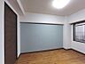 その他：アクセントクロスが印象的な居室は、ワークスペースや趣味の部屋としても活用できます。窓からの採光も良好です。