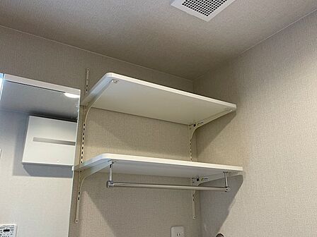 洗濯機置き場の上には棚があり、タオルや衣類を置くのに便利ですね♪