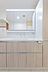 洗面：明るい洗面台は、毎朝の身支度を快適にサポートします。収納力のある鏡裏キャビネットで、すっきりと整頓された空間を保てます。
