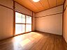 その他：自然光が差し込む明るい室内は、温もりを感じる木目調のフローリングと天井が心地よい空間を演出します。書斎や趣味の部屋としても活用できます。
