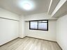 その他：明るい木目調の床と白い壁が基調の居室。大きな窓から光が差し込み、すっきりとした空間を演出します。
