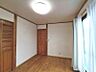 その他：明るい木目調の床と建具が印象的な居室。白を基調とした壁と窓からの採光で、すっきりとした印象です。収納もあり、様々な用途でご活用いただけます。