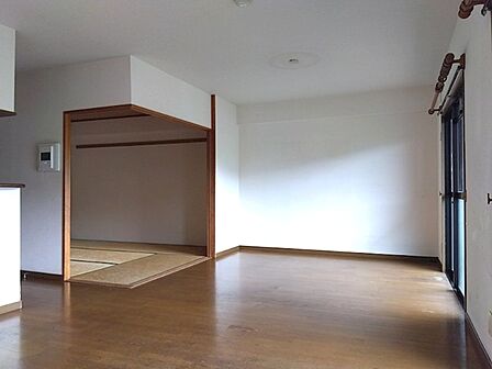 フローリングと和室が一体となった開放的なリビング。お好みの家具で彩り、くつろぎの空間を創造してください。