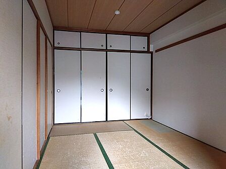 和の趣を感じる和室。客間や寝室としても活用できる空間です。押入れ収納も充実しており、お部屋をすっきりと保てます。