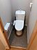 トイレ：機能的な手洗い器付きトイレは、日々の快適さを追求。温水洗浄便座も備え、すっきりとした空間です。