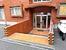 エントランス：小学校は徒歩5分と毎日の通学に便利です