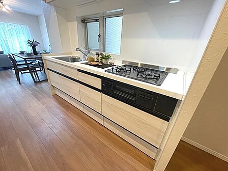 開放的な空間で、お料理も捗るシステムキッチン。リビングダイニングを見渡せるので、家族との会話を楽しみながら過ごせます。