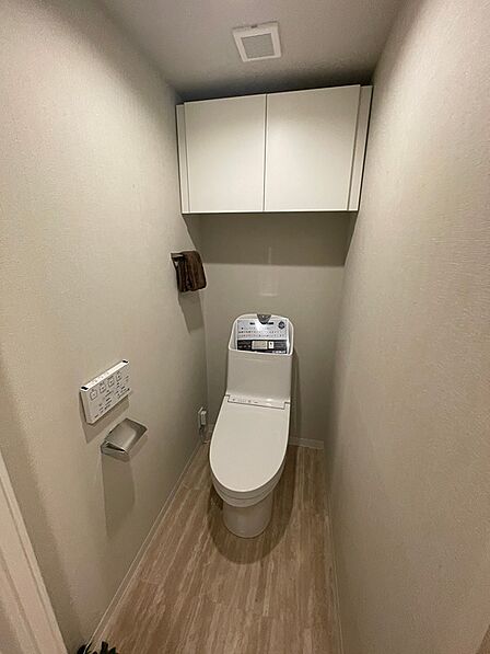 清潔感のあるトイレは、温水洗浄便座と上部収納を完備。毎日使う場所だからこそ、快適さと機能性を両立しました。