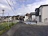 その他：現地周辺は閑静な住宅街で、穏やかな住環境が広がっています。前面道路は車の通りも少なく、落ち着いて暮らせるでしょう。