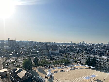 広がる街並みと、澄み切った青空。開放感あふれる眺望が、日々の暮らしに心地よさをもたらします。