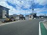 その他：現地前面道路の様子です。建物建設に向けた準備が進んでいます。