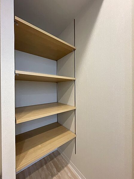 可動棚を備えた収納スペースで、収納物に合わせて棚板の高さを調整できます。空間を有効活用し、すっきりと整理整頓された暮らしを叶えます。