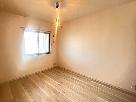 陽光が心地よいフローリングの居室。シンプルな空間は、家具の配置で表情を変え、あなただけのパーソナルスペースを演出します。