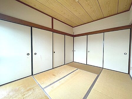 畳敷きの和室は、来客をもてなす空間としても活用できます。押入れも備え、収納力も期待できます。